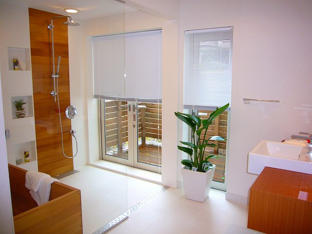 バスルームと洗面室を一体化しました。間仕切りは、フリーバス企画独自の透明ガラス枠無工法です。