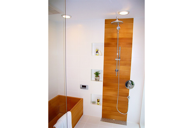 シャワー水栓は、ハンスグローエ社製です。排水のグレーチングの幅を壁のアクセント天然木の幅に合わせています。