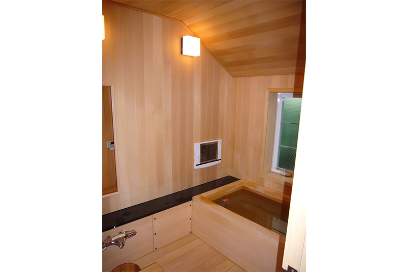 カウンターの天板には黒御影石を。御影石は、吸水性が低いので水が溜まりやすいところに使用するには最適です。