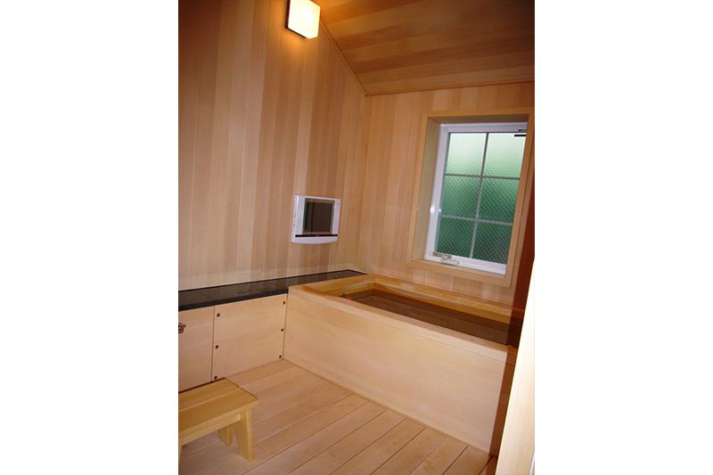 窓枠も天然木で仕上げています。