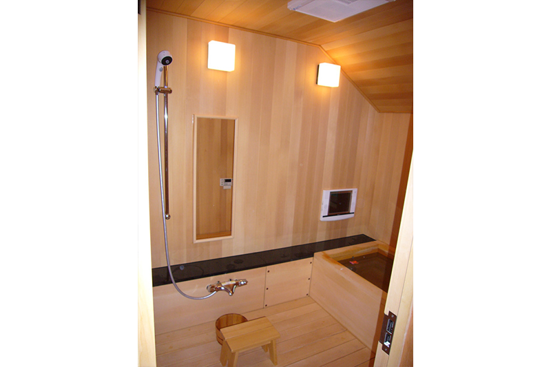 母屋下がり対応で、右側の天井が斜めになっています。乾燥機能付きの暖房換気扇は、ヒートショックの軽減、天然木のカビ発生防止のため必需です。