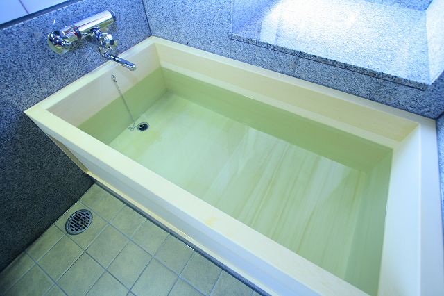 天然ヒノキを材料に特注で作成した浴槽。天然木の香りがとてもいい感じです。