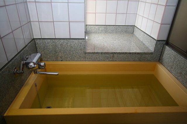 奥まった窓の窓台の部分は、天然御影石で。