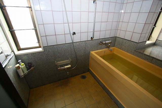 床は、ひんやり感があまりないサーモタイルを使用しました。