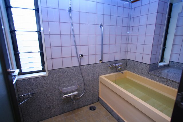 港浴槽に入る時、手すりがあると便利で安全です。