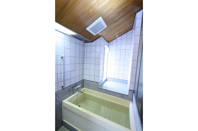 斜め天井の天然木は、既存のものクリーニング後そのまま使用。