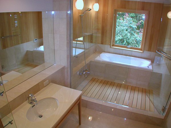 洗面室と浴槽のデザインの一体化を目指しました。