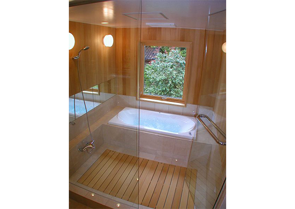 壁の下部は、天然大理石「ライムストーン」仕上げです。壁・スノコは天然ヒバ材仕上げです。天井は、マット調の塗装仕上げです。窓枠は、天然ヒバ材で作成しています。