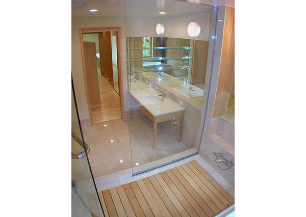 洗面化粧台も浴室に採用したものと同じ天然大理石と天然ヒバ材でフリーバス企画が設計、製造しました。洗面室の仕上げ工事もフリーバス企画の施工です。