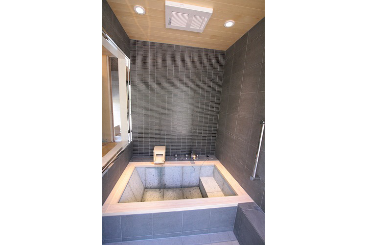 壁一面は他の壁と同系色のモザイクタイルを貼って、クールに仕上げました。