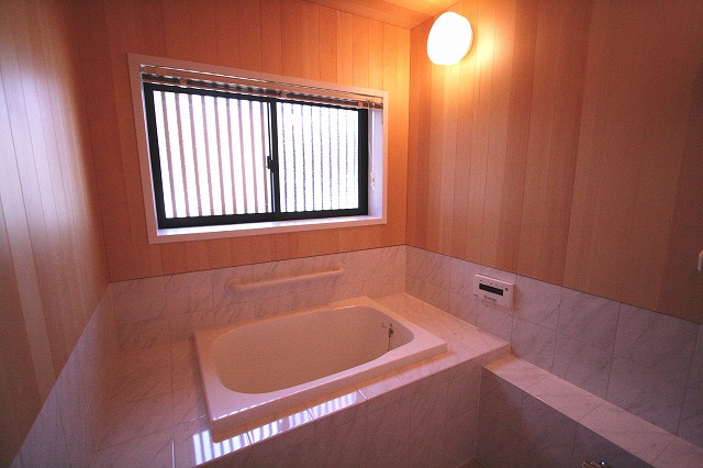 オーナー様がご希望の小さめのバスタブとバスタブに入りやすいようサイドに腰かけられるスペースを設けました。