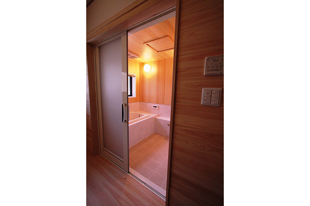 ドアは、一枚引き戸。