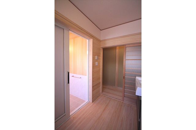 洗面室から浴室を眺める。