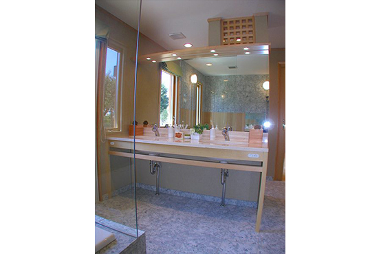 鏡は、大きな一面鏡です。洗面化粧台もご相談ください。