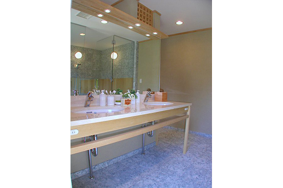 洗面化粧台の照明収納部分も天然ヒバ材で作成です。