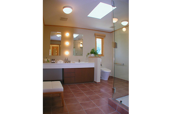 シャワールームより洗面化粧台を見た写真です。洗面化粧台もフリーバス企画へご用命ください。