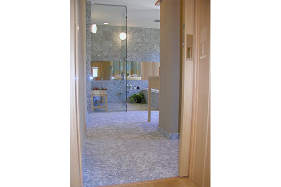 洗面室から浴室まで段差のないバリアフリー仕上げ。