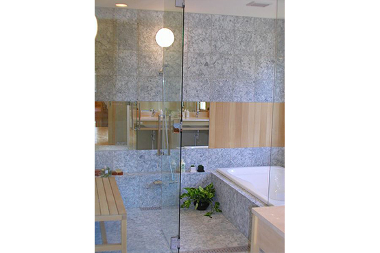 ガラスは、十和田石の中に埋め込み、鏡は、十和田石の仕上げ面と同面になっています。