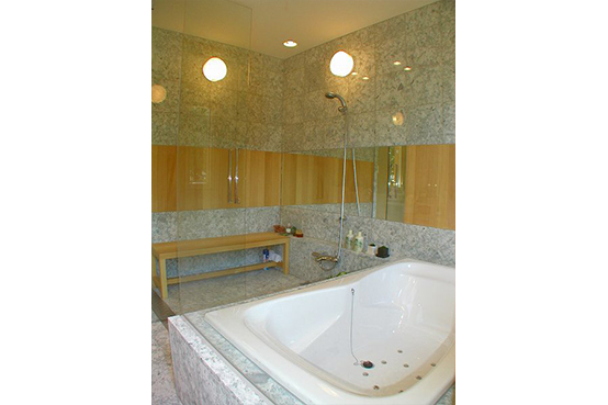 浴槽は、ウェルランド社製アクリル浴槽です。