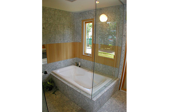 窓枠も、天然ヒバ材で。