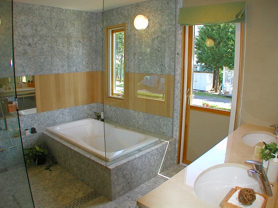 洗面室から浴室を見た写真です。