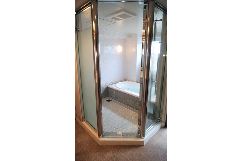 ドアのステンレス部分をクリーニングしました