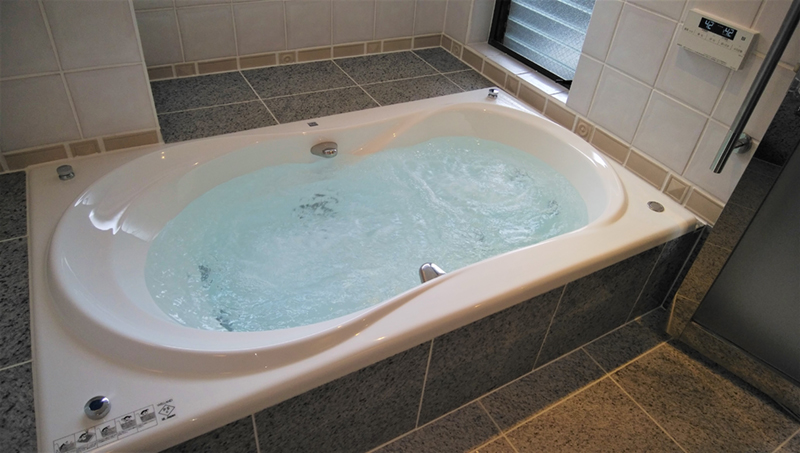 ジャクジー浴槽のモーターは、内蔵型です。