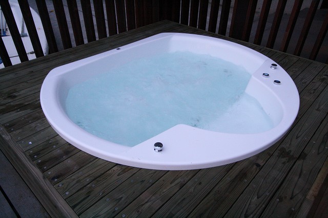 ウェルランド社製アクリルジャグジーを採用しました。デッキ部は、長野県産の杉を特殊加工した天然木材を採用しました。ランバーテック社製のデッキ材です。ウッドデッキもフリーバス企画に御用命ください。