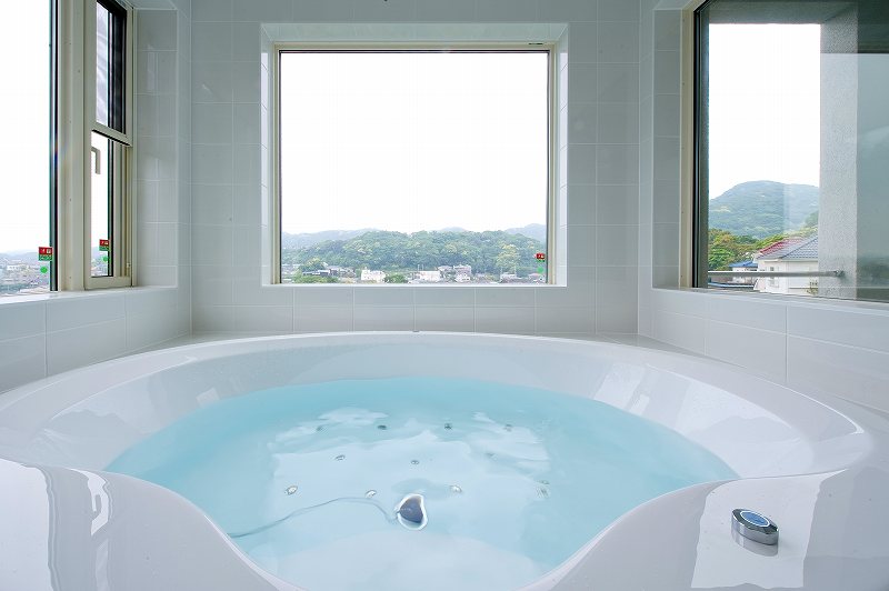 お風呂に入った時の目線で、外を眺めます。