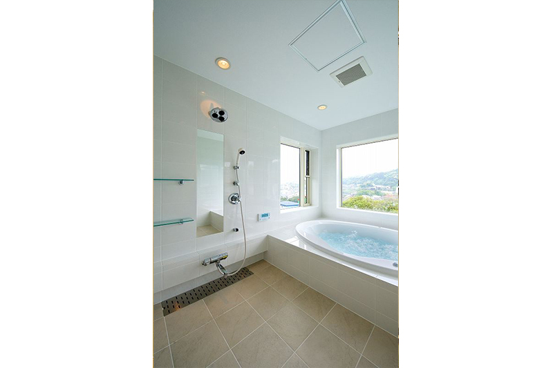 壁は、ホワイトのタイル。床は、サーモタイルを採用。洗面室の床も、サーモタイル洗面室用を採用。