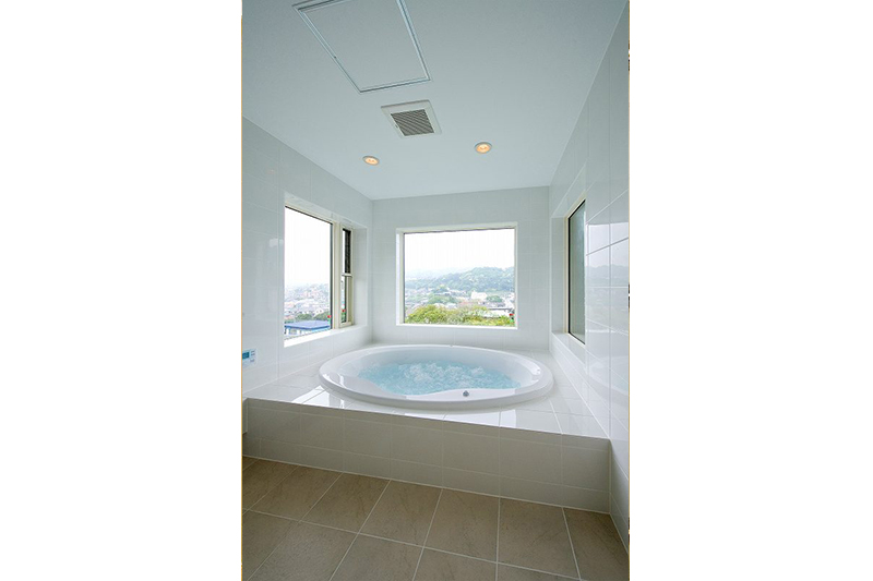 浴槽は、ウェルランド社製アクリル浴槽、ジェットバス機能付き。