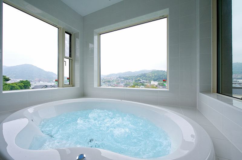 アクリル製の浴槽は、水がブルーに見えます。耐久性が高く、浴槽のスタンダードといえます。