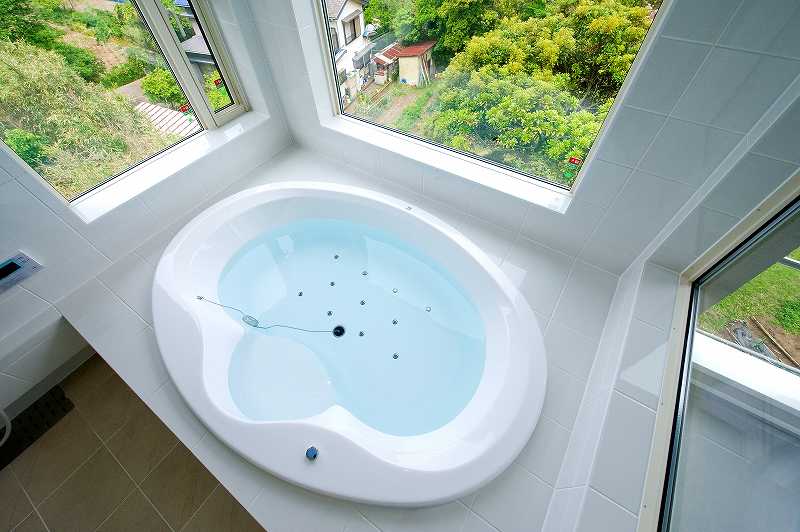 空中に浮かぶ浴室の様です。