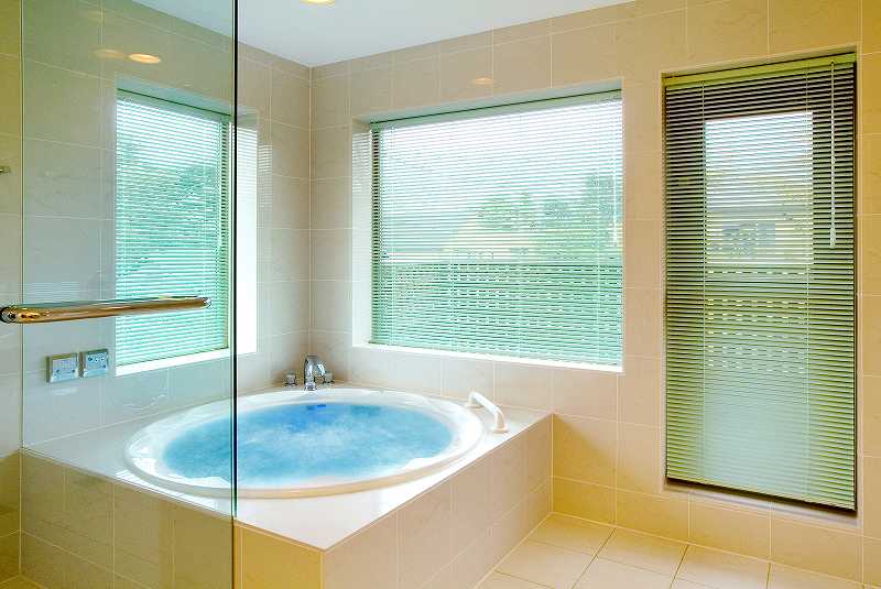 大きな窓とバルコニーに繋がるドア。