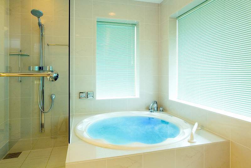 コーナーに２か所の窓。