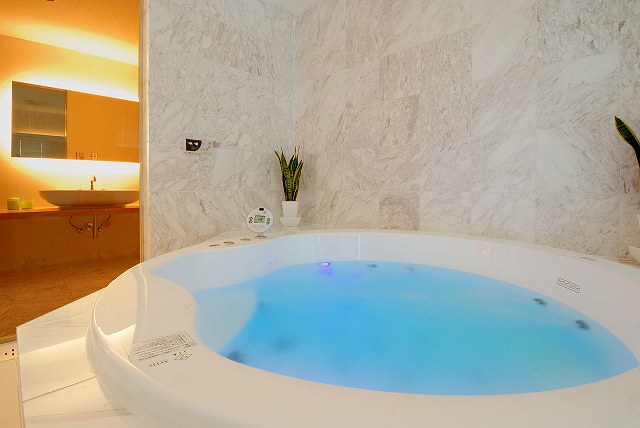 浴槽照明OFFでもアクリル製のバスタブのお湯はきれいなブルーに見えます。