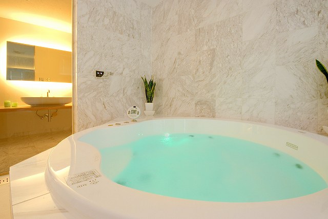 浴室部分から洗面室を。