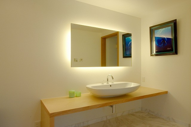 落ち着いた雰囲気と間接照明をしつらえたミラー。