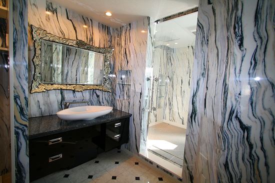 この度のリフォーム工事は、洗面室も含めたバスルーム全体のリフォーム工事です。