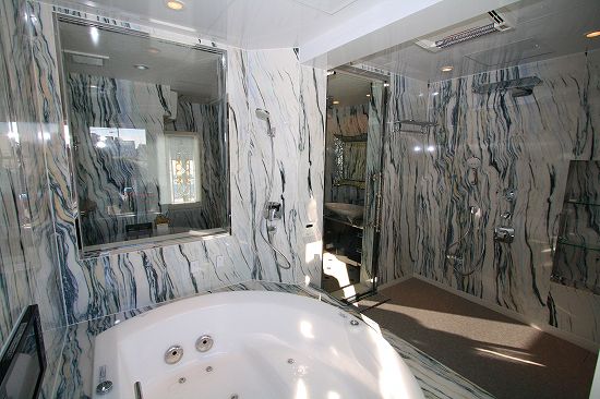 バスルーム内のシャワーは2か所あります。浴槽のの近くのシャワーは、浴槽の清掃も兼ねています。