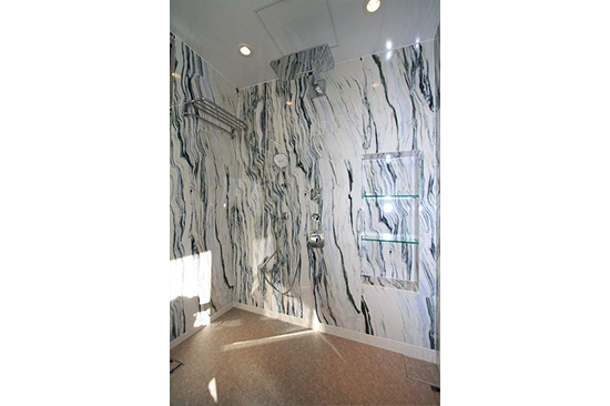 メインのシャワーは、ハンスグローエ社製です。ニッチ収納は配管スペースを利用しています。