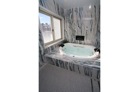 ジェットバス機能付きの浴槽には、癒しのヘッドレスト付きです。大きな窓開口からは、陽の光がたっぷり入り込みます。