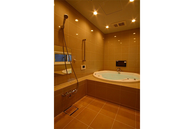 ピンク系のベージュ色のタイルで仕上げました。