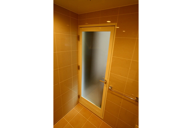 入口のドアは、アルミ製框開きドアです。ガラスは、フロスト強化ガラスでプライベートを確保しました。