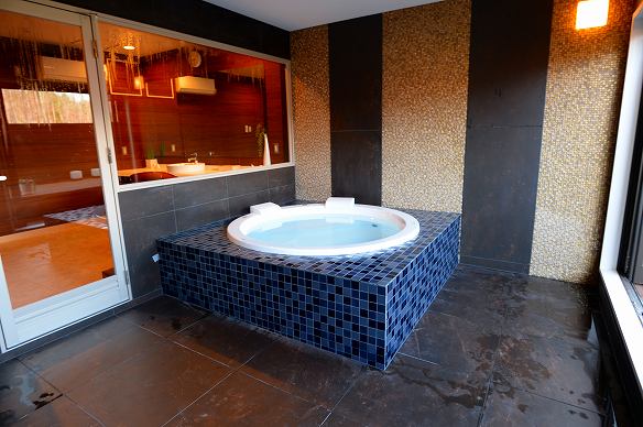 浴室と洗面室を間仕切る透明強化ガラス。水密性を考慮しアルミ框のドアを採用しました。