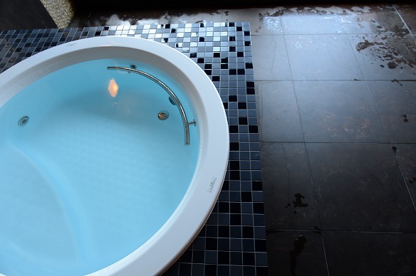 浴槽の周りは、綺麗なモザイクタイルを貼りました。