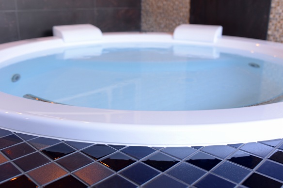 アクリル製の浴槽にお湯を注ぎこむと、お湯が美しいブルーに見えます。