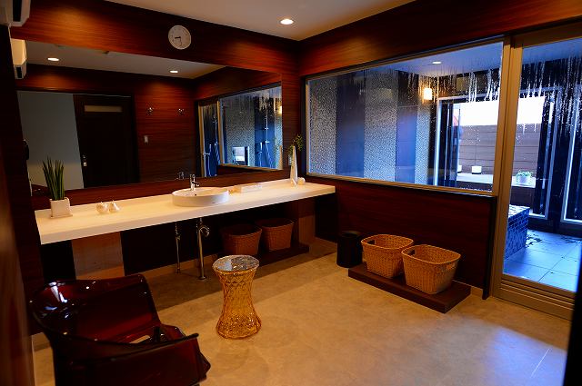 ゆったりスペースの洗面室。