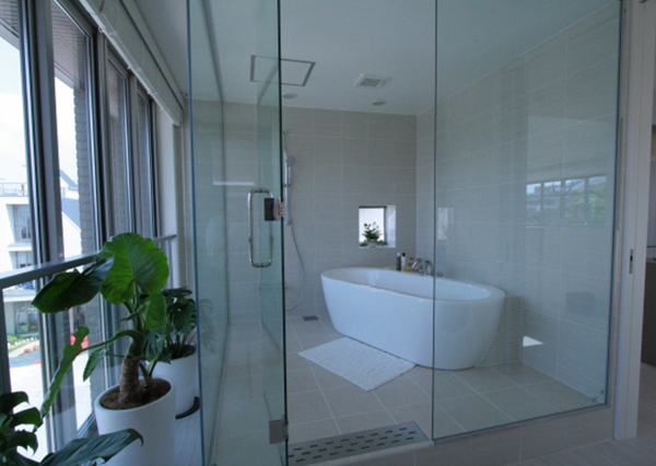 フレームレス透明ガラスドアのバスルーム | 株式会社フリーバス企画