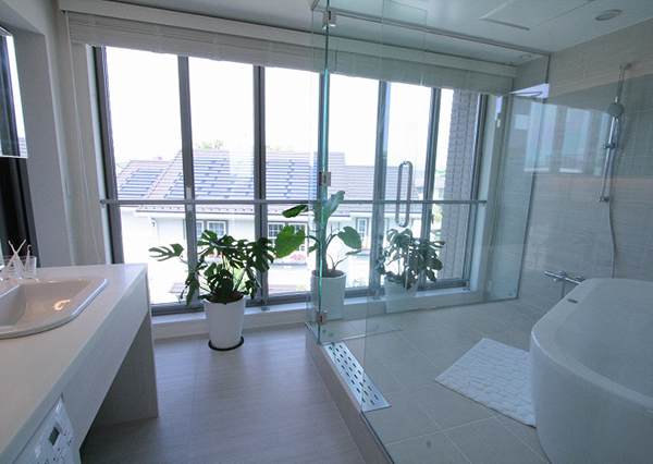 洗面室とバスルームを一体化。